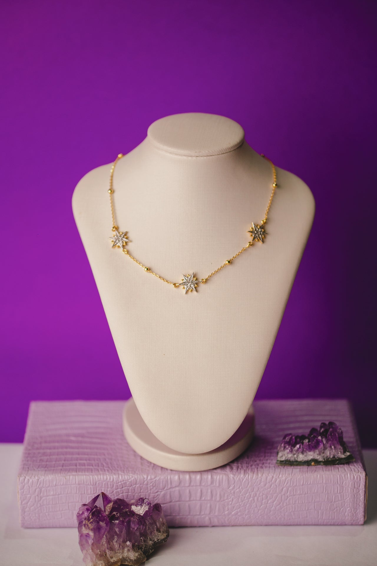 COLAR TRÊS ESTRELAS FOLHEADO A OURO 18K