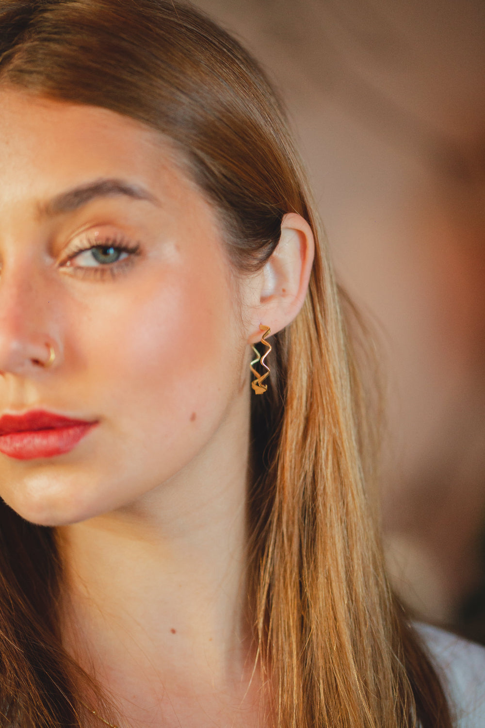 BRINCO ARGOLA GEOMÉTRICA LISA FOLHEADO A OURO 18K