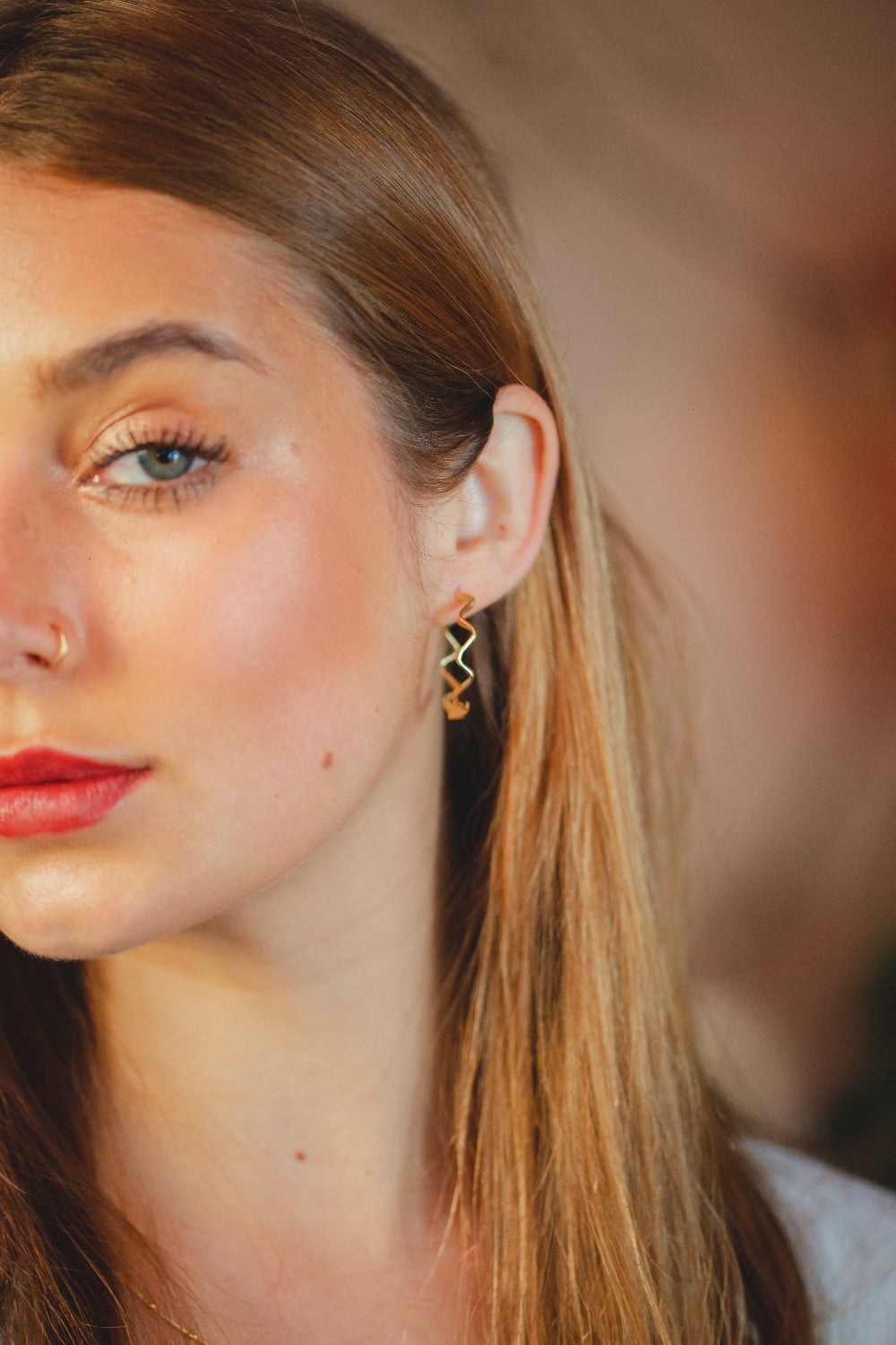 BRINCO ARGOLA GEOMÉTRICA LISA FOLHEADO A OURO 18K