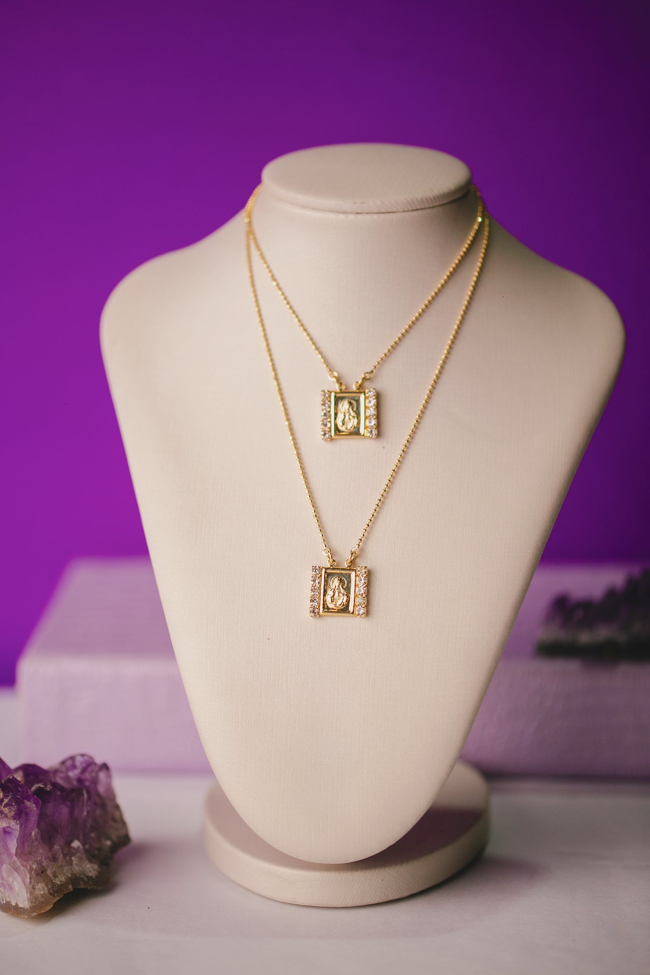 ESCAPULÁRIO PLAQUINHA COM ZIRCÔNIAS FOLHEADO A OURO 18K
