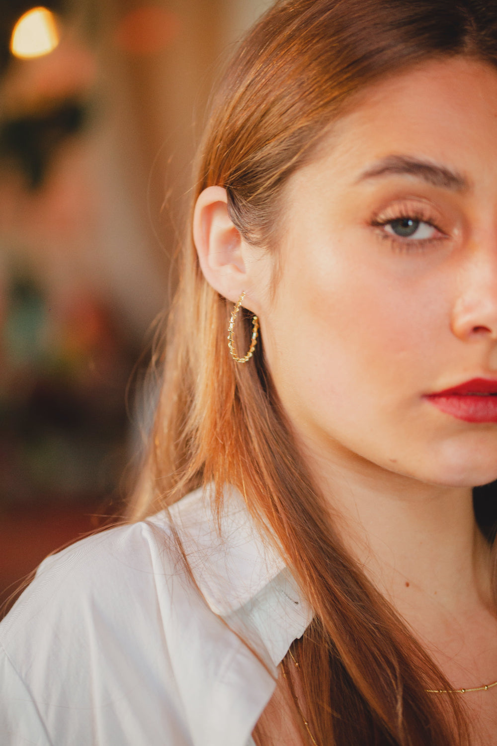 ARGOLA LISA COM DETALHES TORCIDOS FOLHEADO A OURO 18K