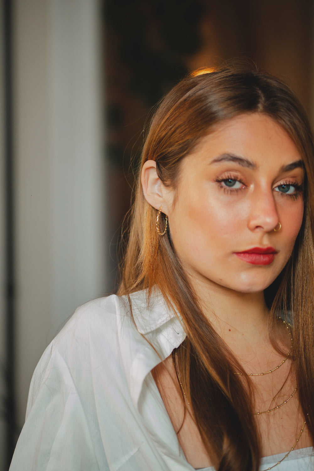 ARGOLA LISA COM DETALHES TORCIDOS FOLHEADO A OURO 18K