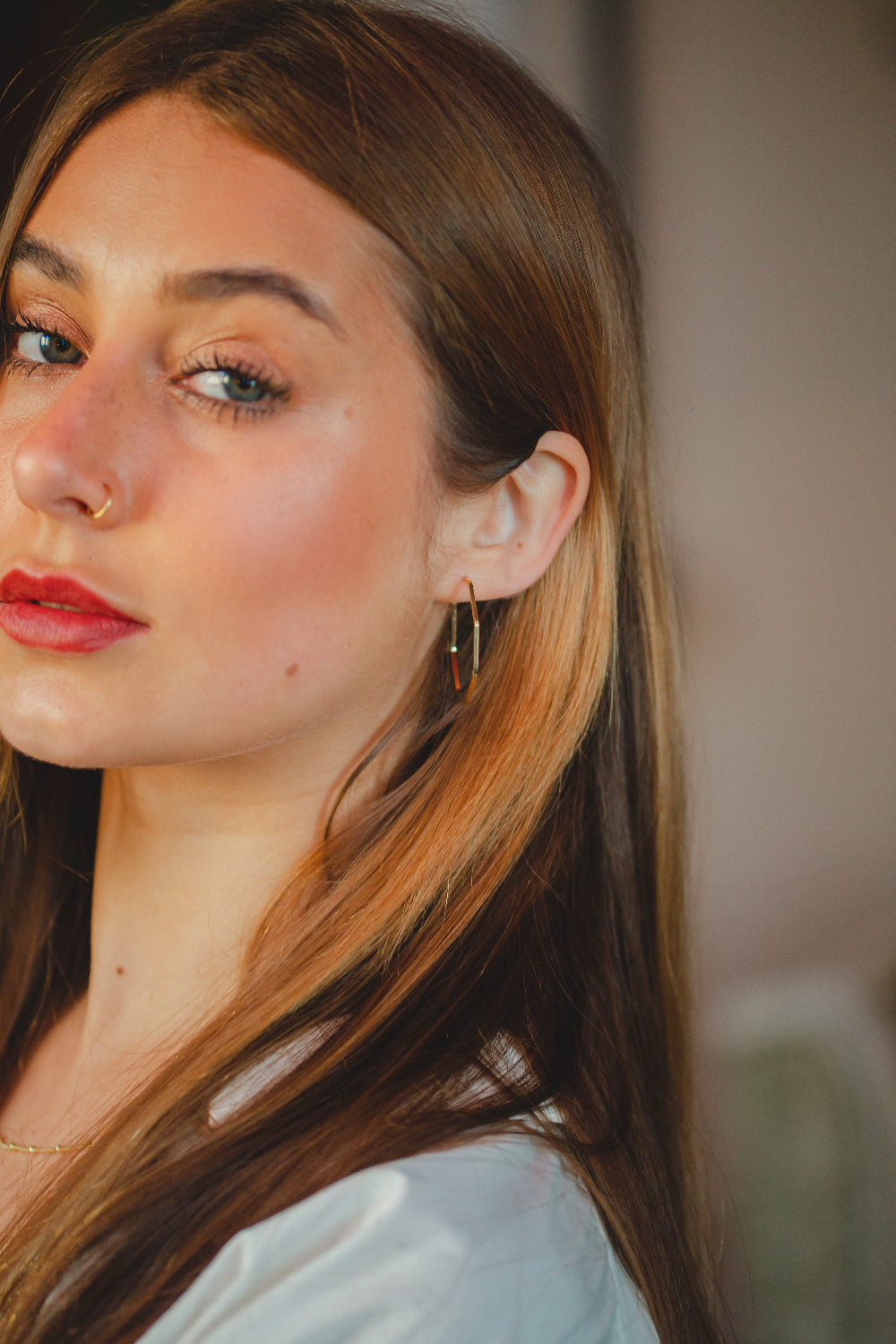 BRINCO ARGOLA GEOMÉTRICA FOLHEADO A OURO 18K