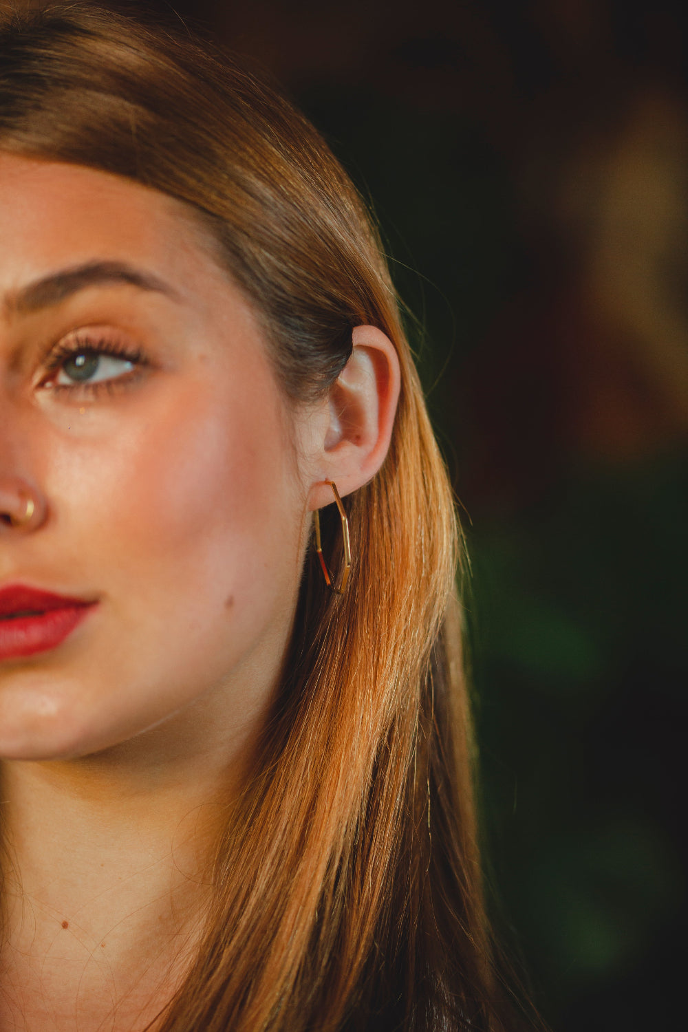 BRINCO ARGOLA GEOMÉTRICA FOLHEADO A OURO 18K