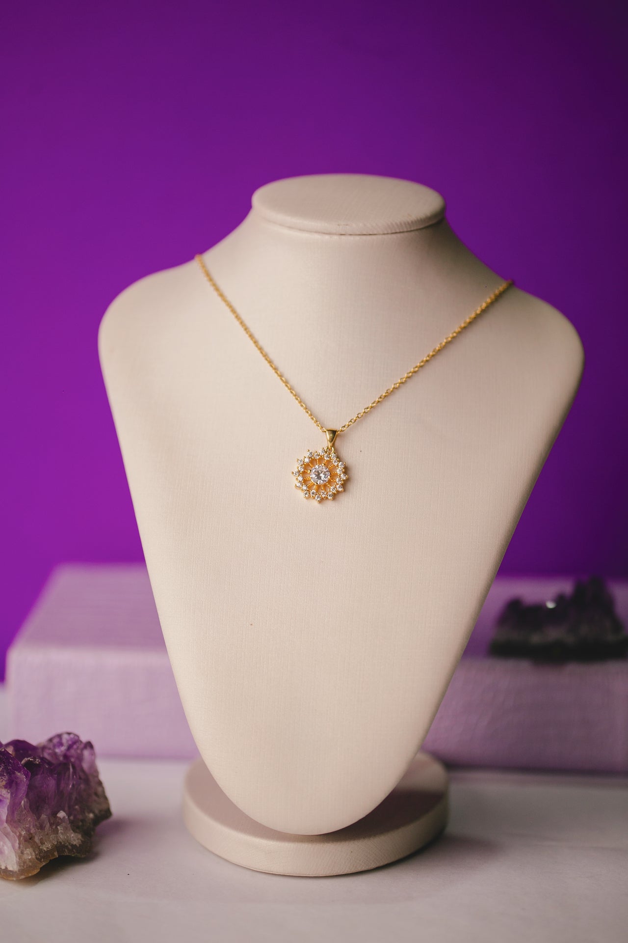 COLAR PINGENTE REDONDO COM ZIRCÔNIAS FOLHEADO A OURO 18K