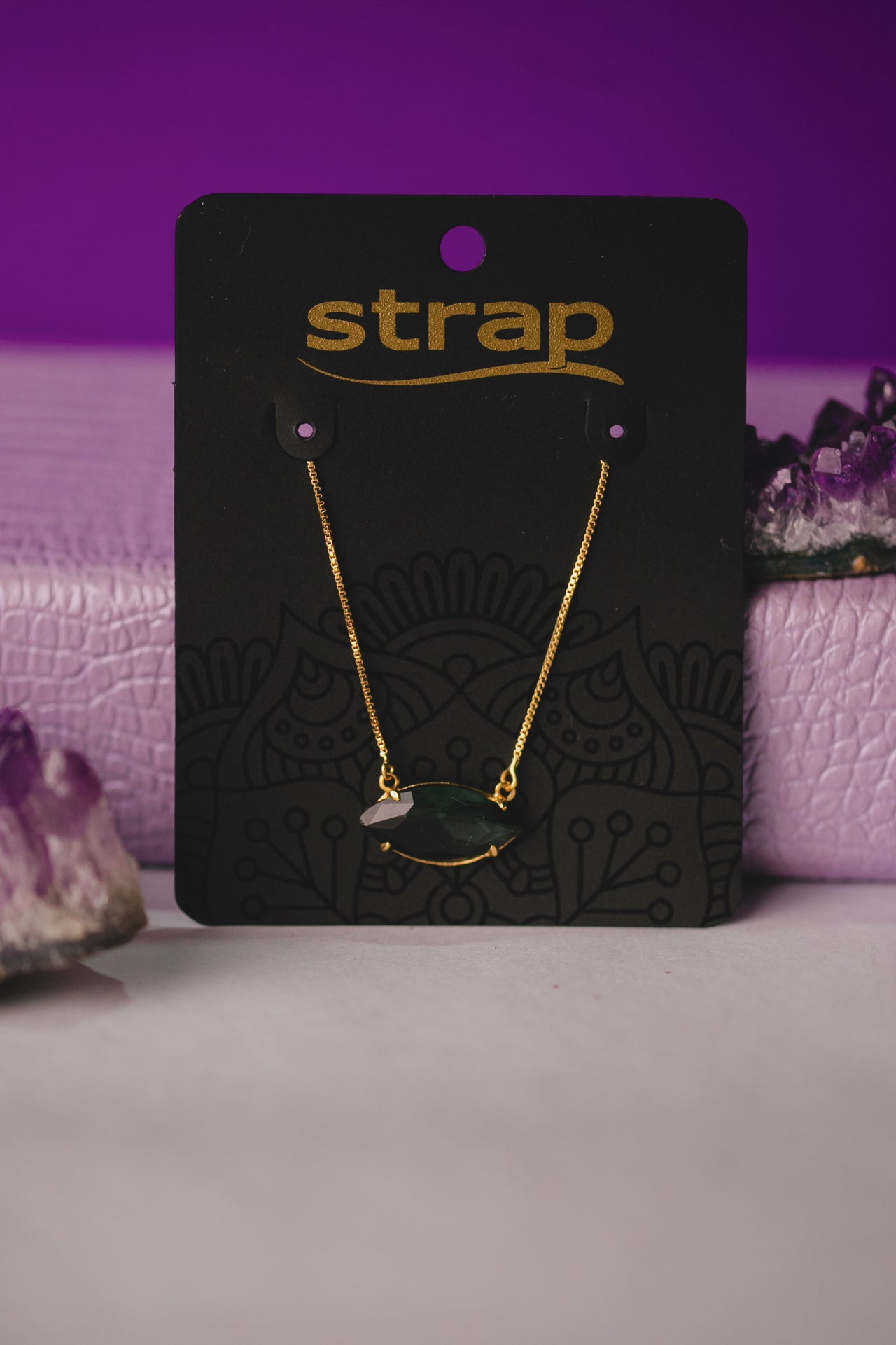 COLAR PEDRA VERDE ESCURO FOLHEADO A OURO 18K