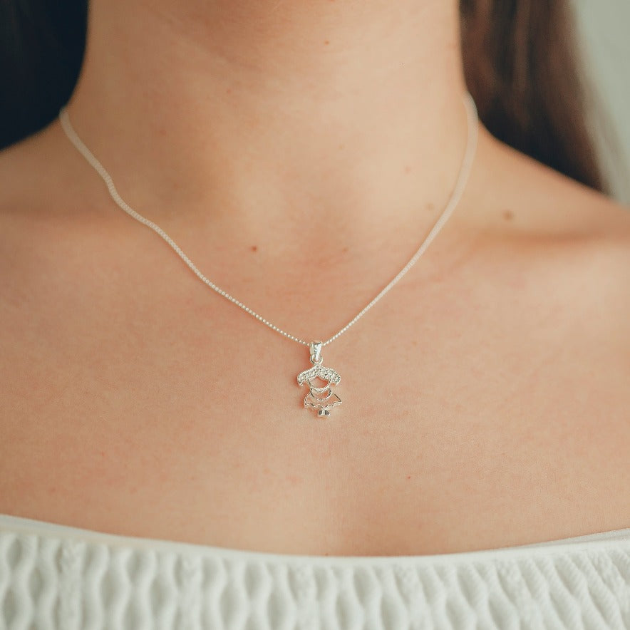 PINGENTE DE PRATA MENINA CABELO CRAVEJADO COM ZIRCÔNIAS