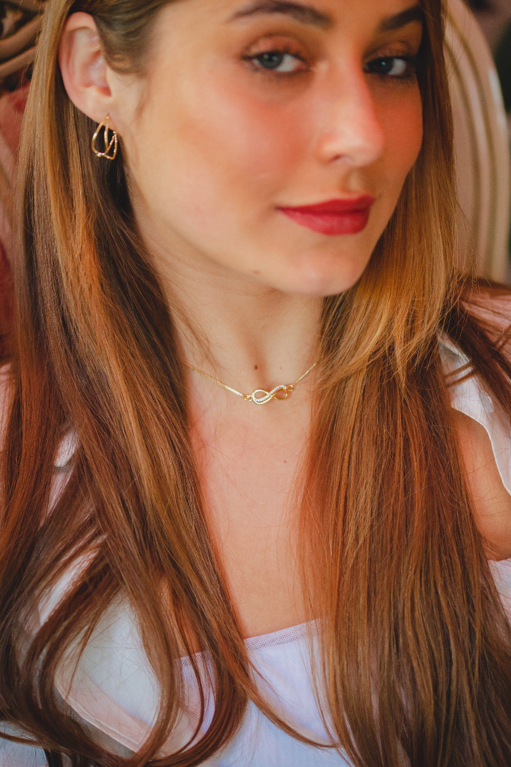 CHOKER SÍMBOLO INFINITO COM ZIRCÔNIAS FOLHEADO A OURO 18K