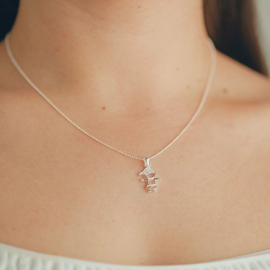 PINGENTE DE PRATA MENINO BONÉ CRAVEJADO COM ZIRCÔNIAS