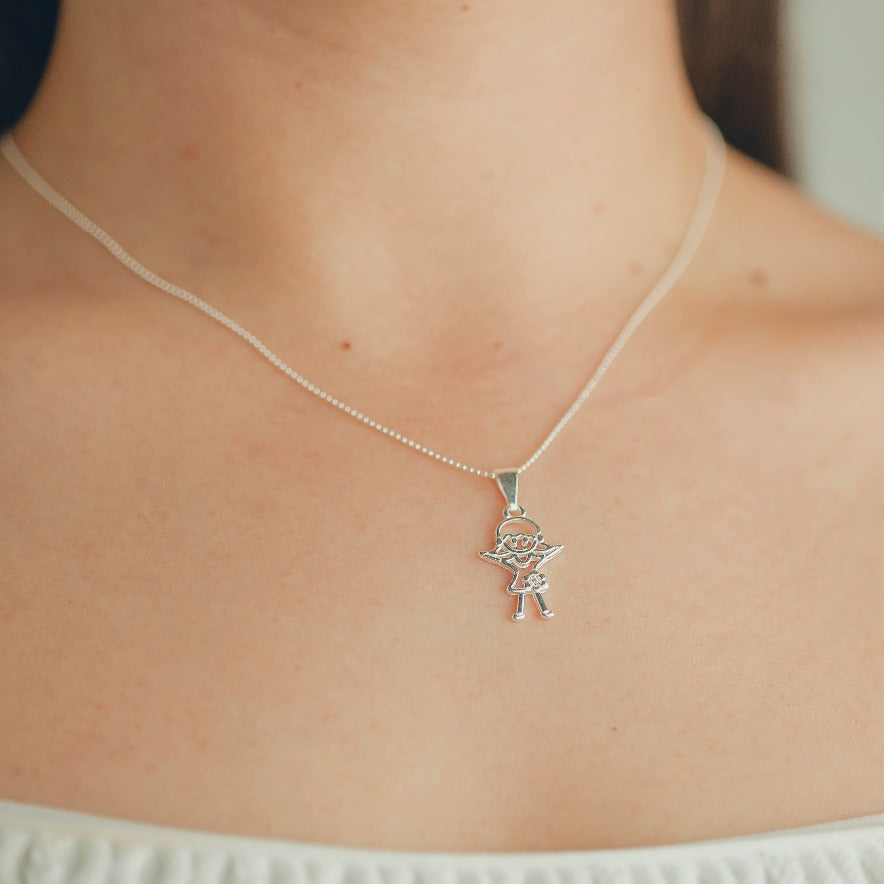 PINGENTE DE PRATA MENINA COM VESTIDO DETALHE FLOR COM ZIRCÔNIA