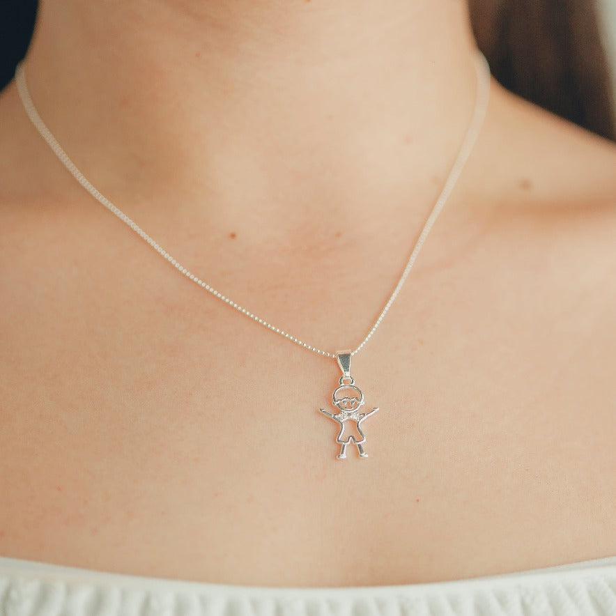 PINGENTE DE PRATA MENINO GRAVATA CRAVEJADA COM ZIRCÔNIAS