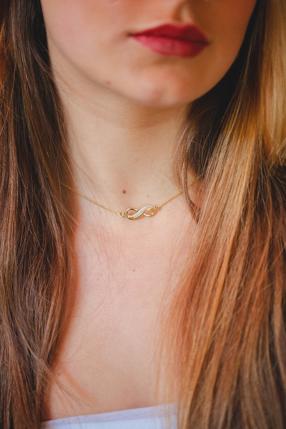 CHOKER SÍMBOLO INFINITO COM ZIRCÔNIAS FOLHEADO A OURO 18K