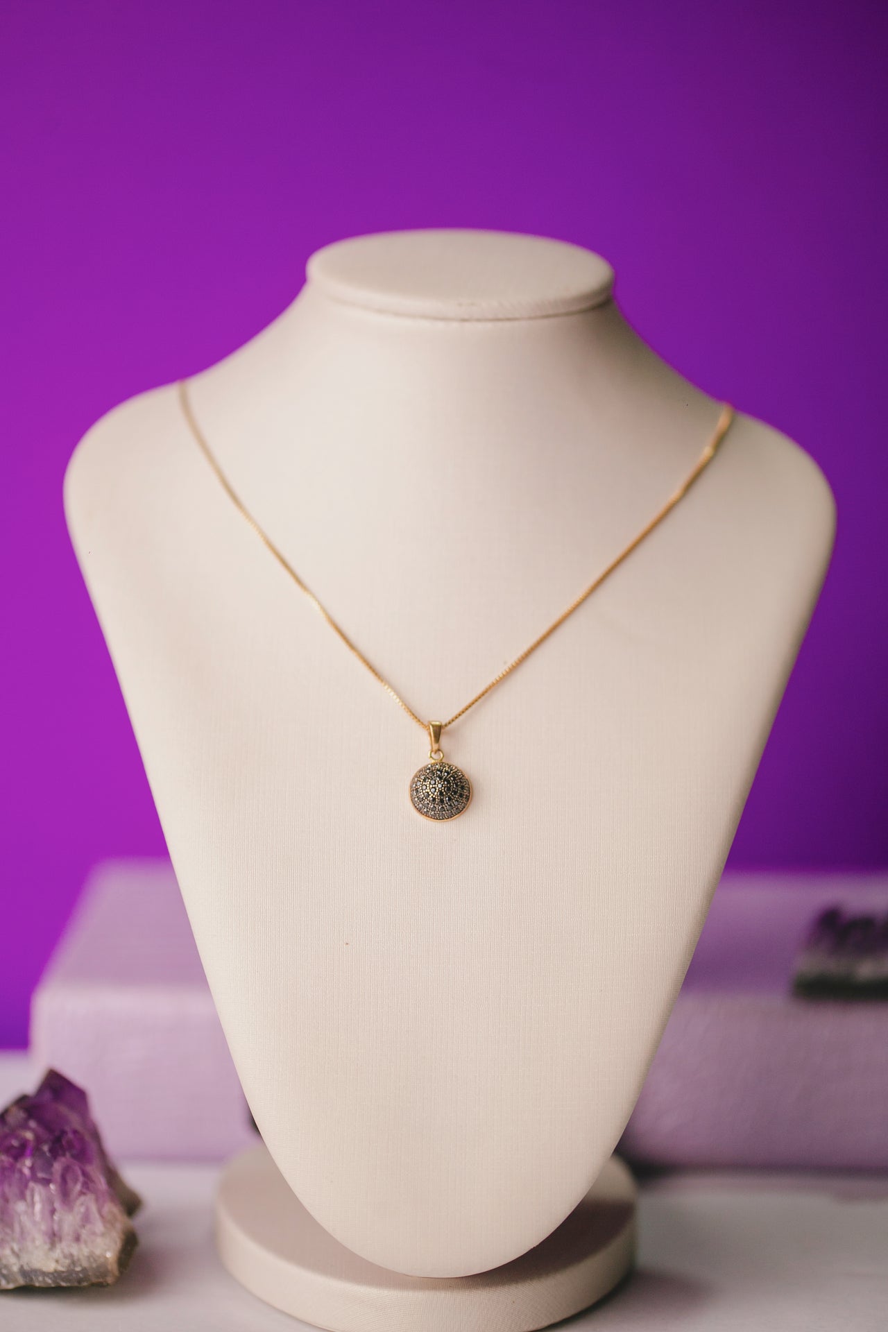 COLAR COM PINGENTE MEIA ESFERA CRAVEJADA PRETA FOLHEADO A OURO 18K