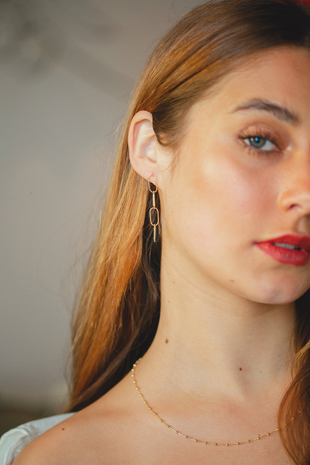 BRINCO COM ELOS TEXTURIZADOS FOLHEADO A OURO 18K