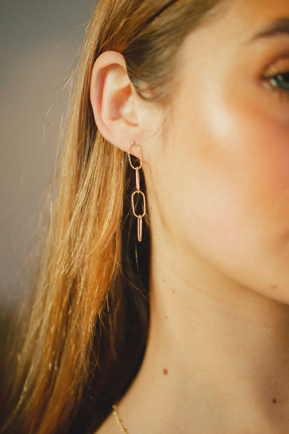 BRINCO COM ELOS TEXTURIZADOS FOLHEADO A OURO 18K