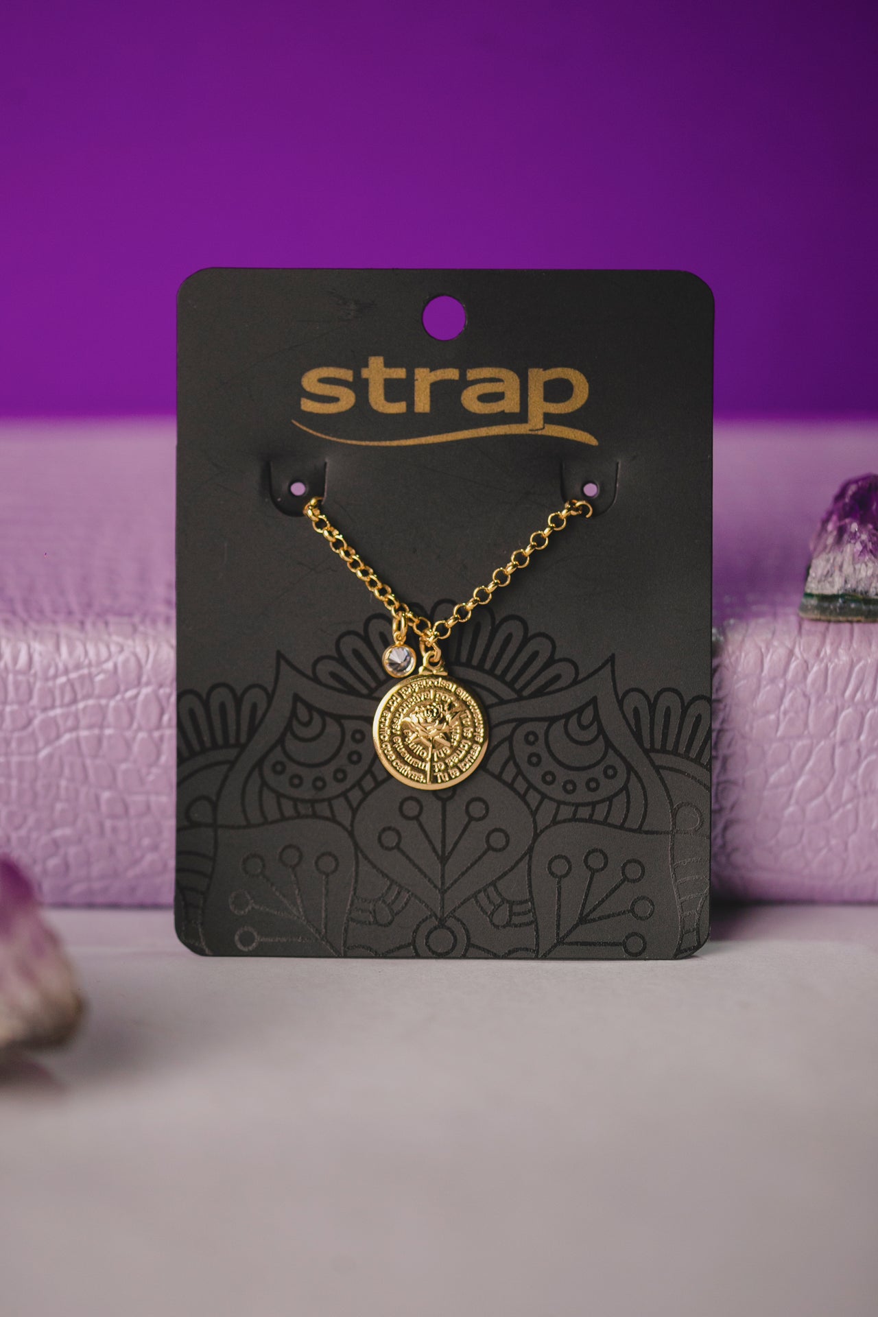PULSEIRA MEDALHA COM ROSA E PONTO DE LUZ FOLHEADO A OURO 18K