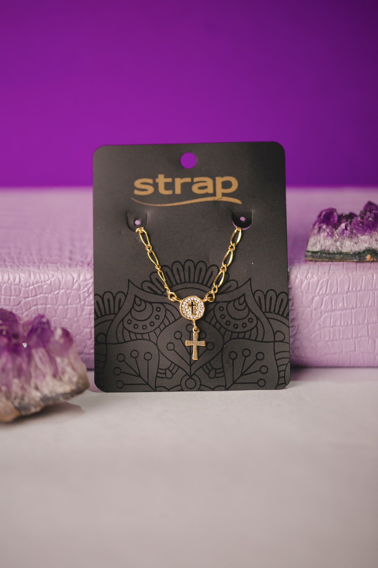 PULSEIRA MEDALHA CRUZ CRAVEJADA FOLHEADO A OURO 18K