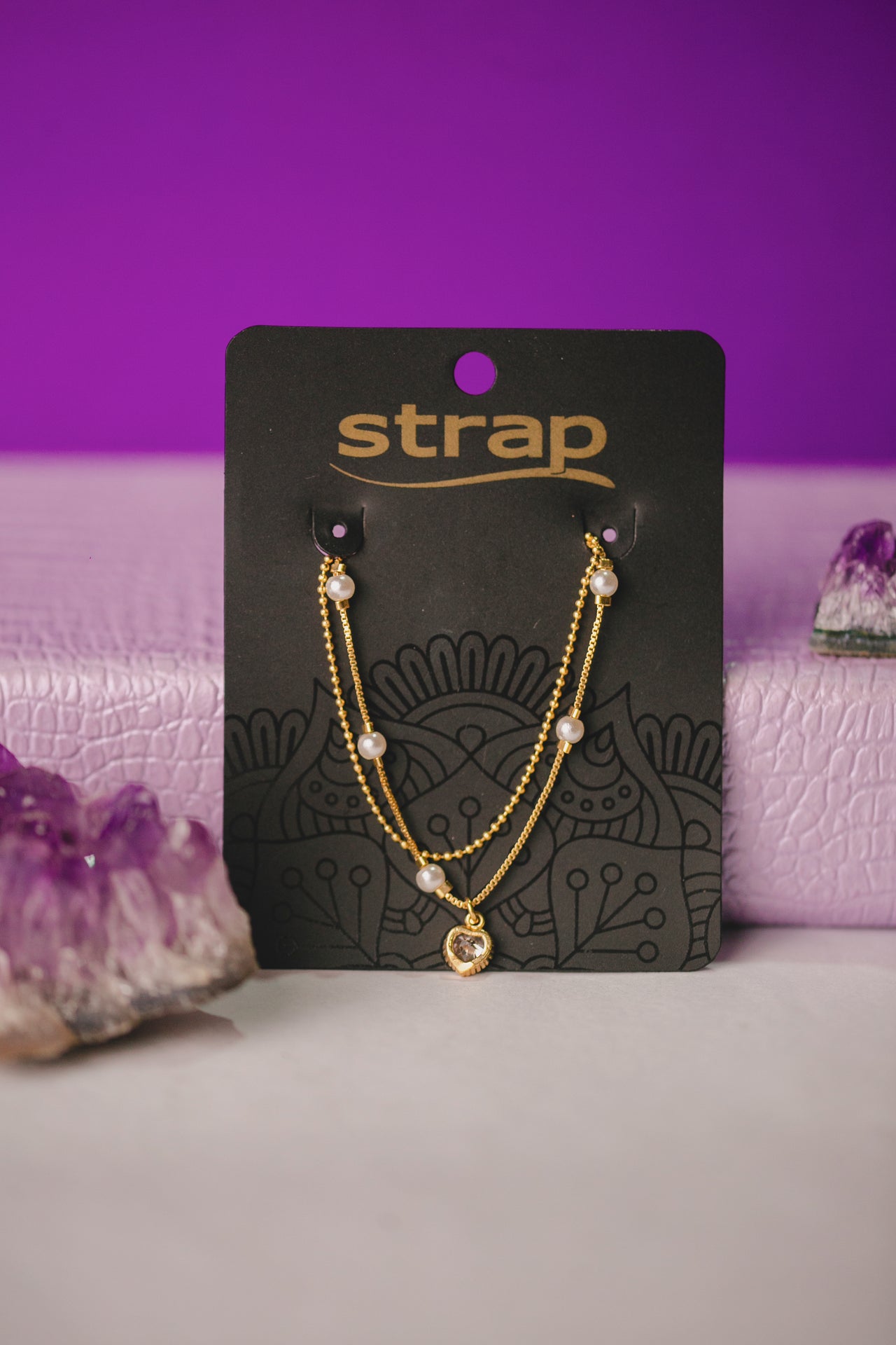PULSEIRA PÉROLA COM CORAÇÃO FOLHEADO A OURO 18K