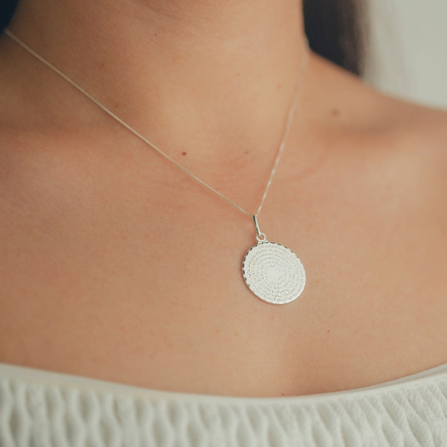 PINGENTE DE PRATA MEDALHA GRANDE COM ORAÇÃO DE SÃO JORGE