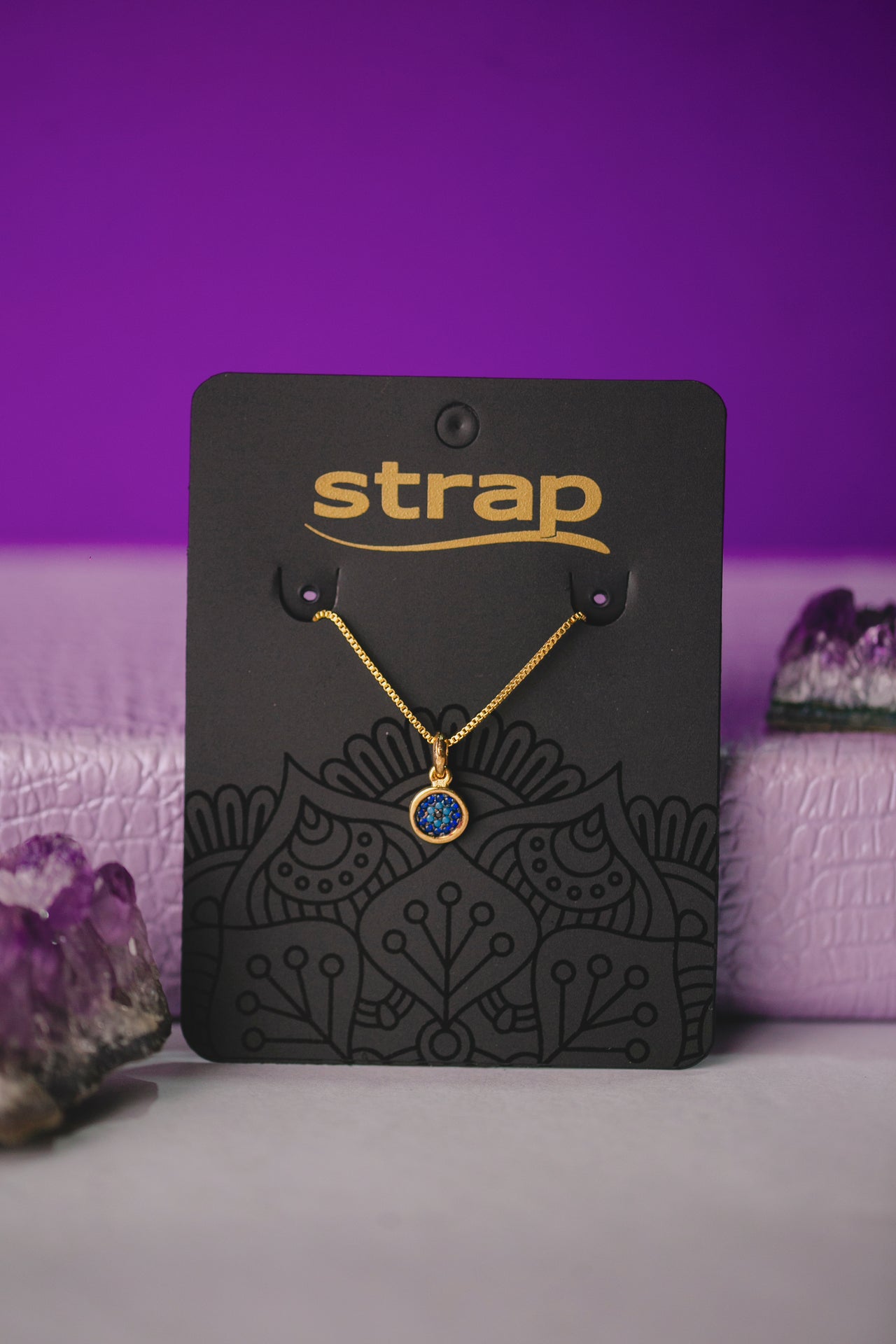 COLAR CRAVEJADO TONS DE AZUL FOLHEADO A OURO 18K