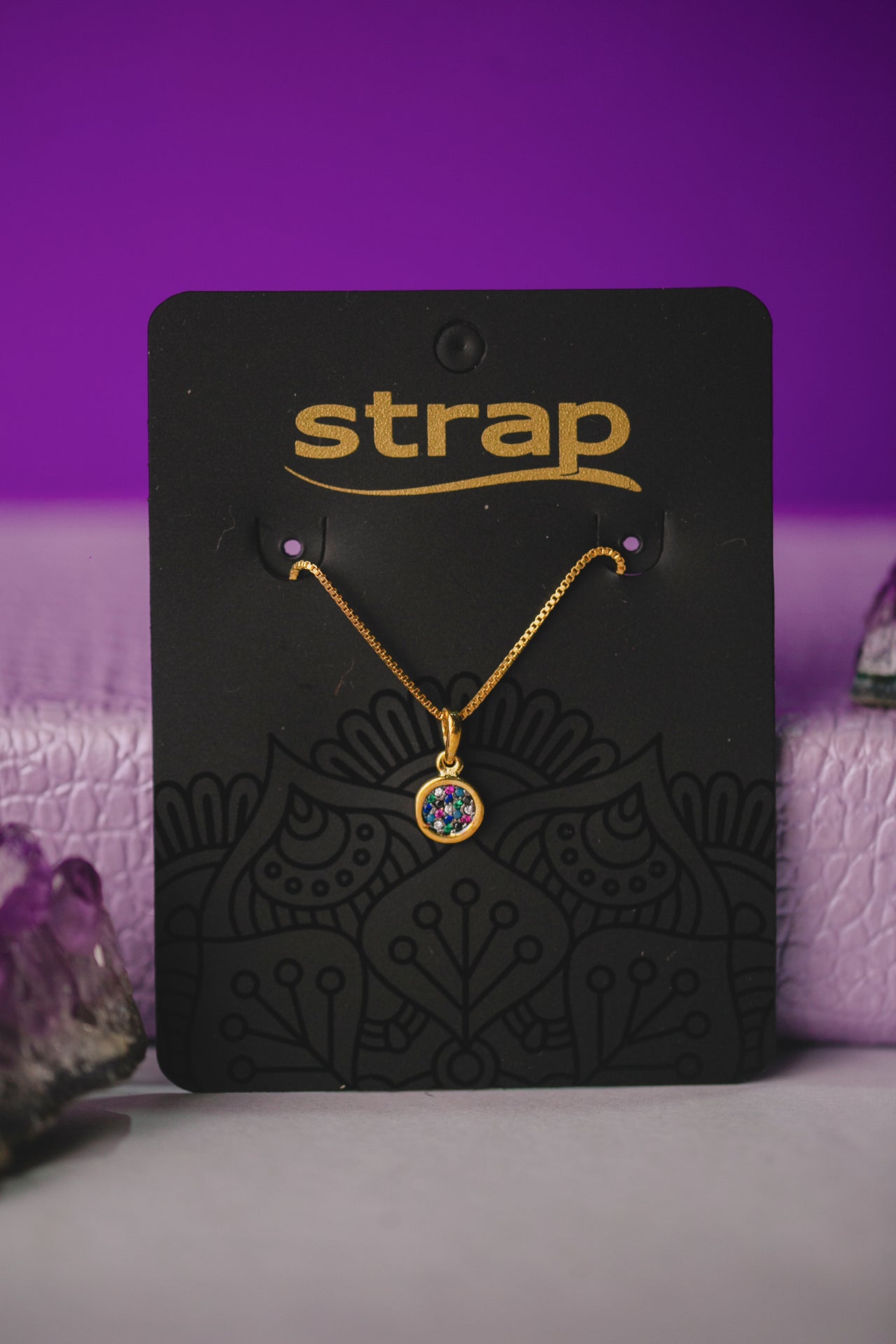 COLAR CRAVEJADO COLORIDO VIBRANTE FOLHEADO A OURO 18K