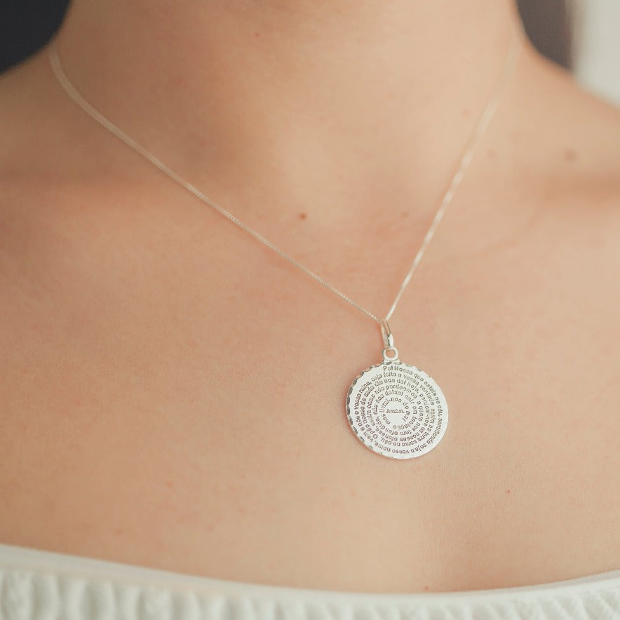 PINGENTE DE PRATA COM ESCRITA ENVELHECIDA ORAÇÃO DO PAI NOSSO
