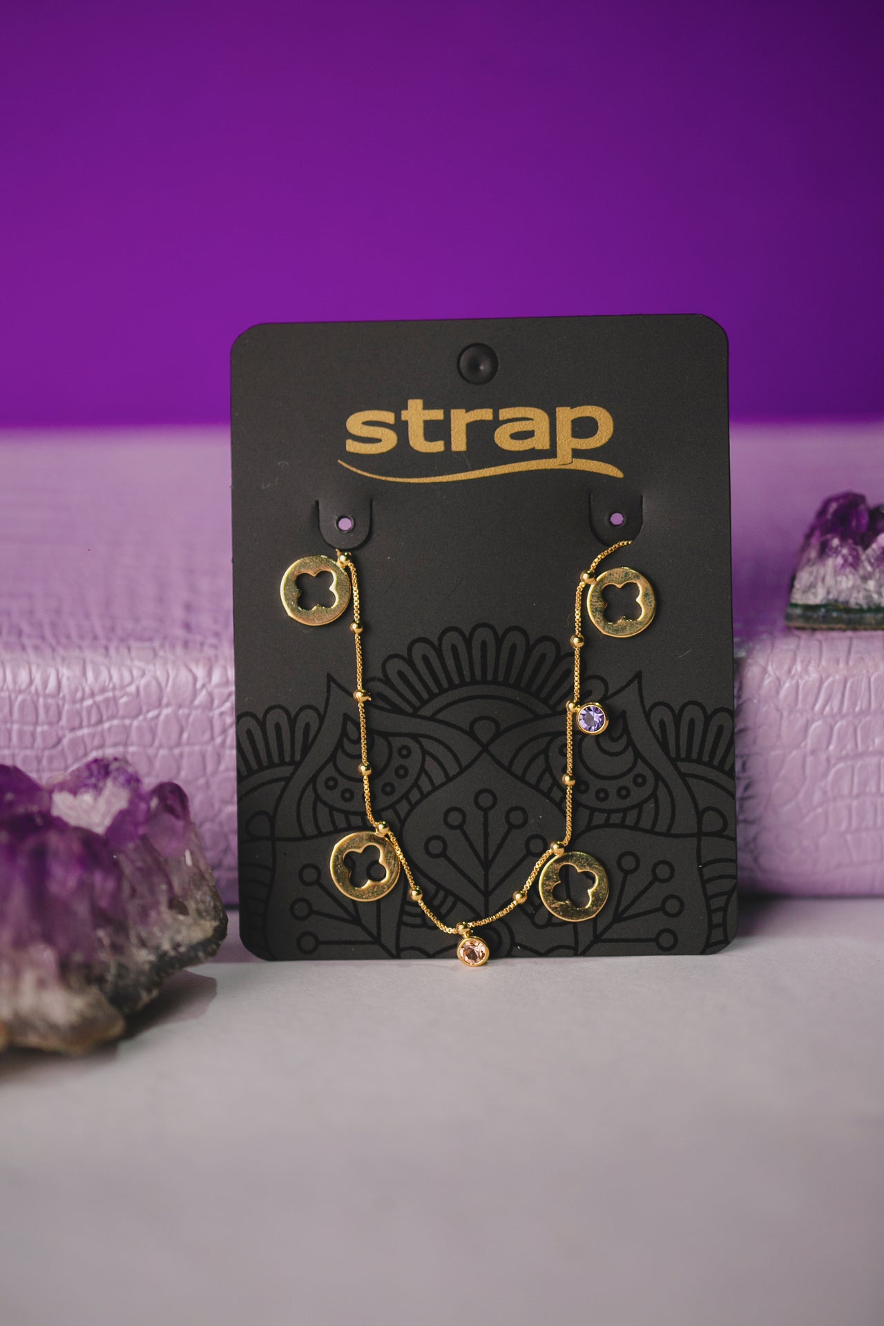COLAR TREVO VAZADO COM ZIRCÔNIAS COLORIDAS FOLHEADO A OURO 18K
