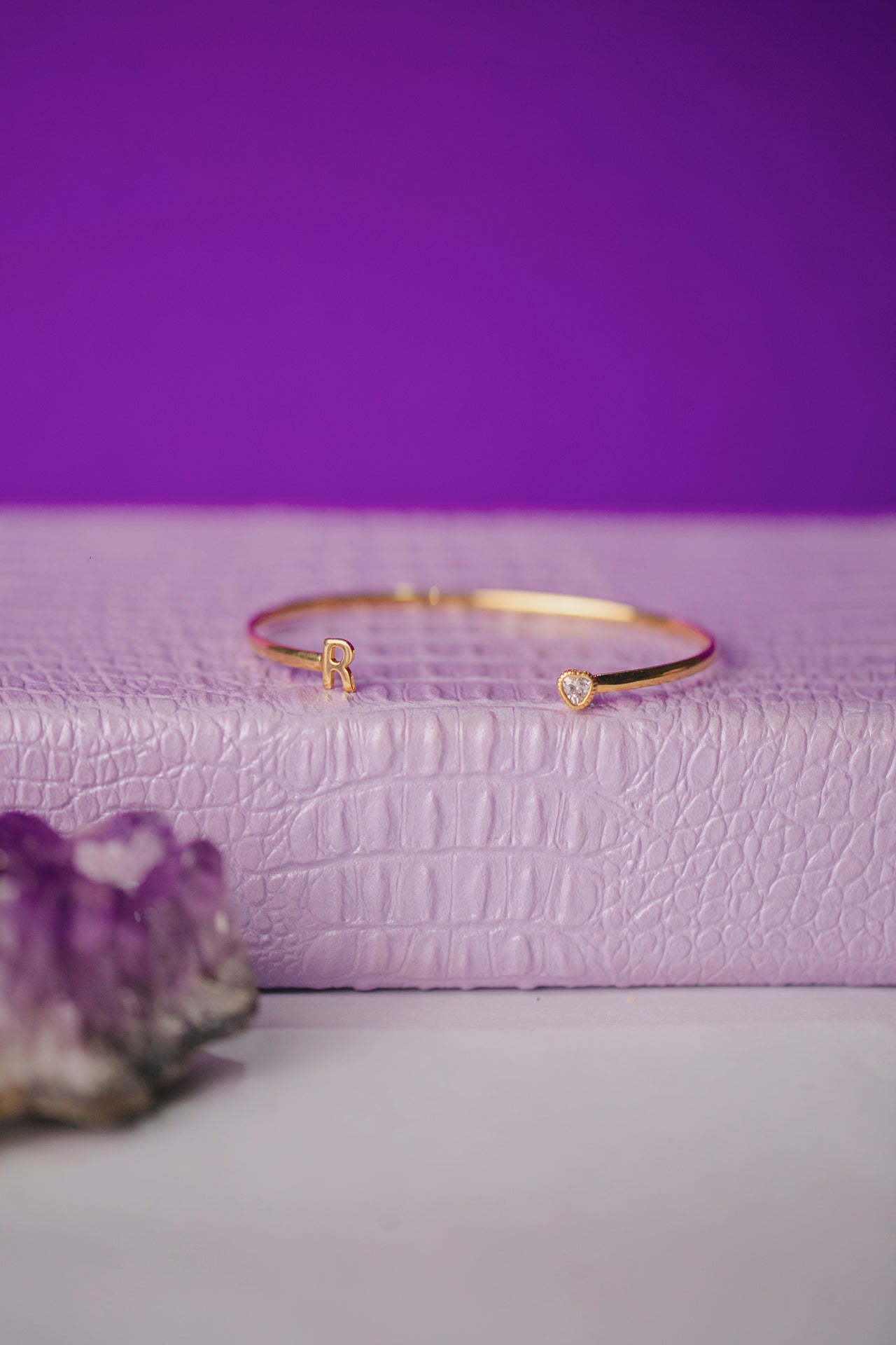 BRACELETE INICIAL R E CORAÇÃO FOLHEADO A OURO 18K