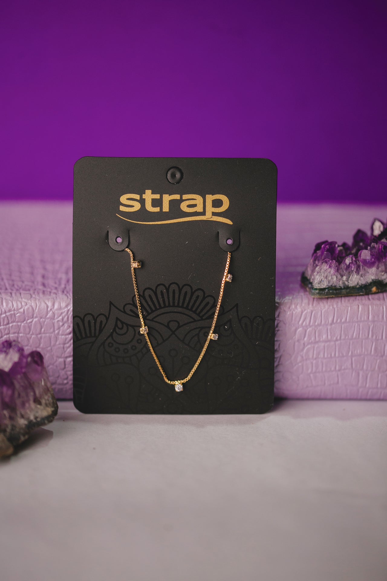 COLAR CHOKER COM MINI ZIRCÔNIAS FOLHEADO A OURO 18K