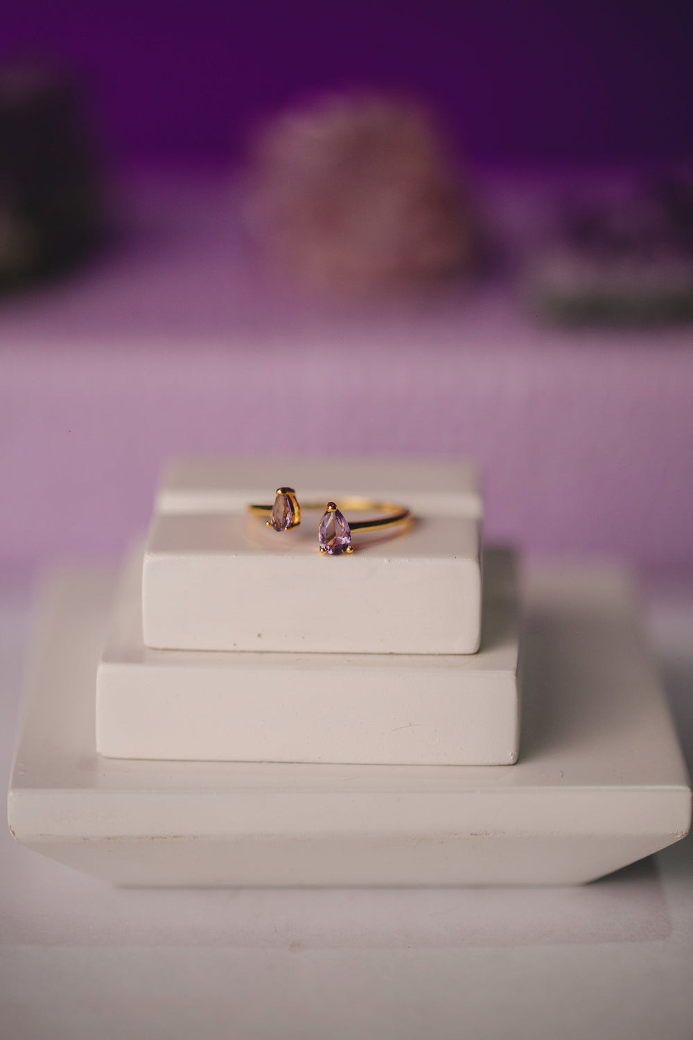 ANEL DUAS ZIRCÔNIAS EM GOTA ROXA FOLHEADO A OURO 18K