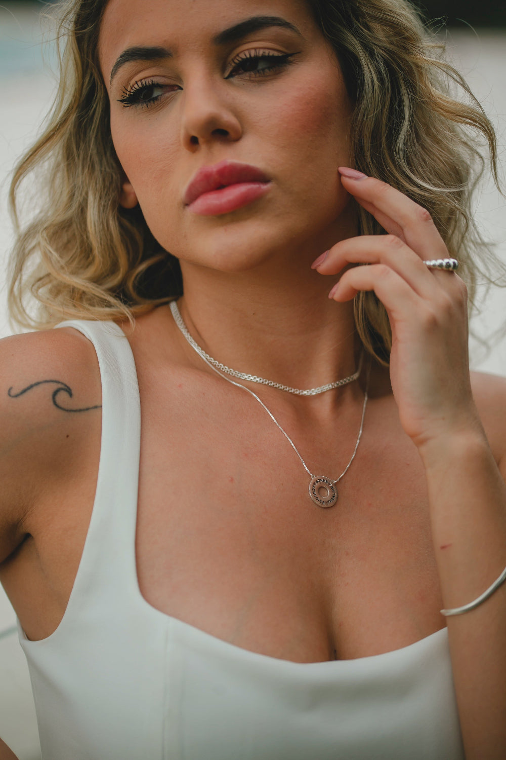 COLAR COM PINGENTE DE PRATA REDONDO ESCRITA SONHE  REALIZE ACREDITE