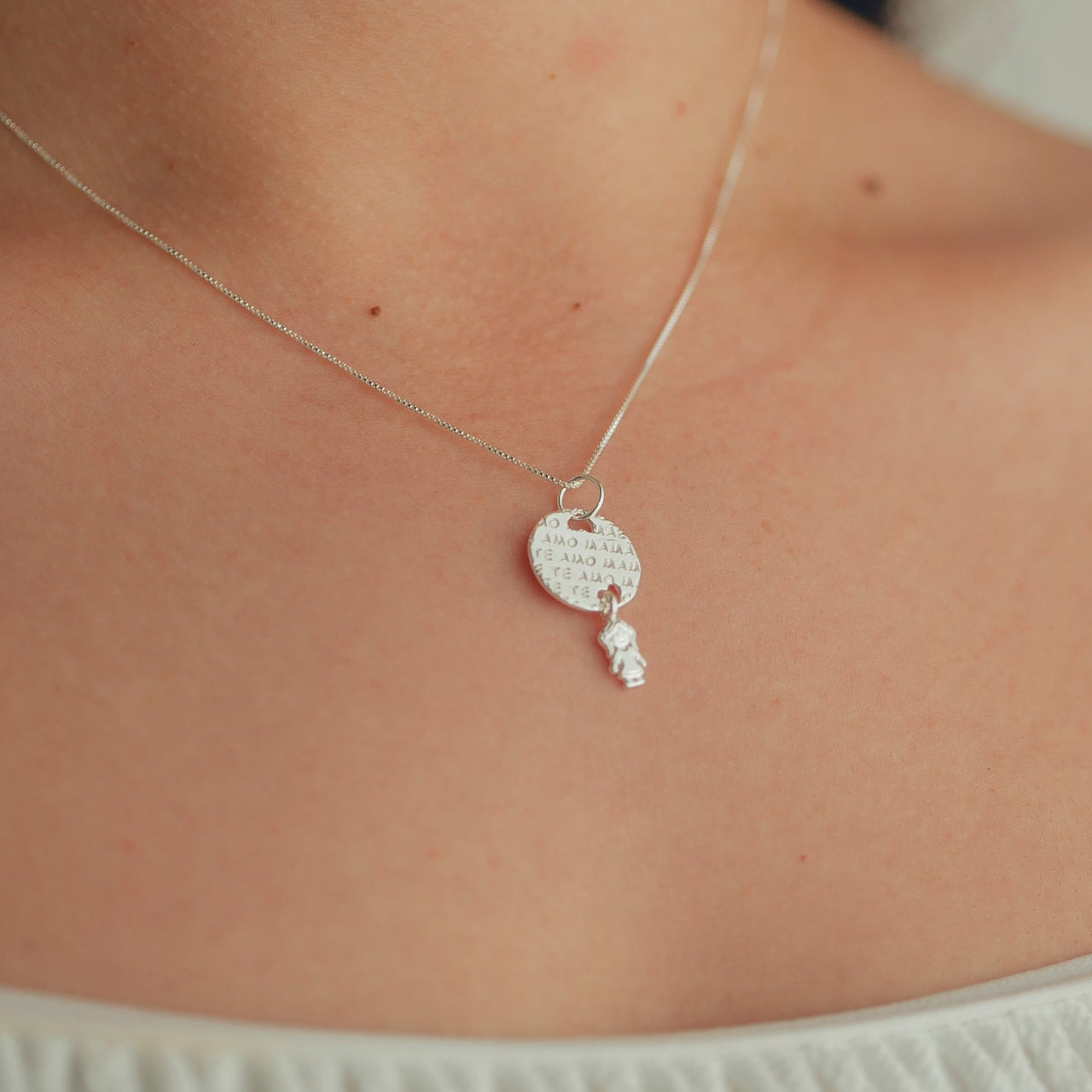 PINGENTE DE PRATA MENINA COM MANDALA "TE AMO MAMÃE"