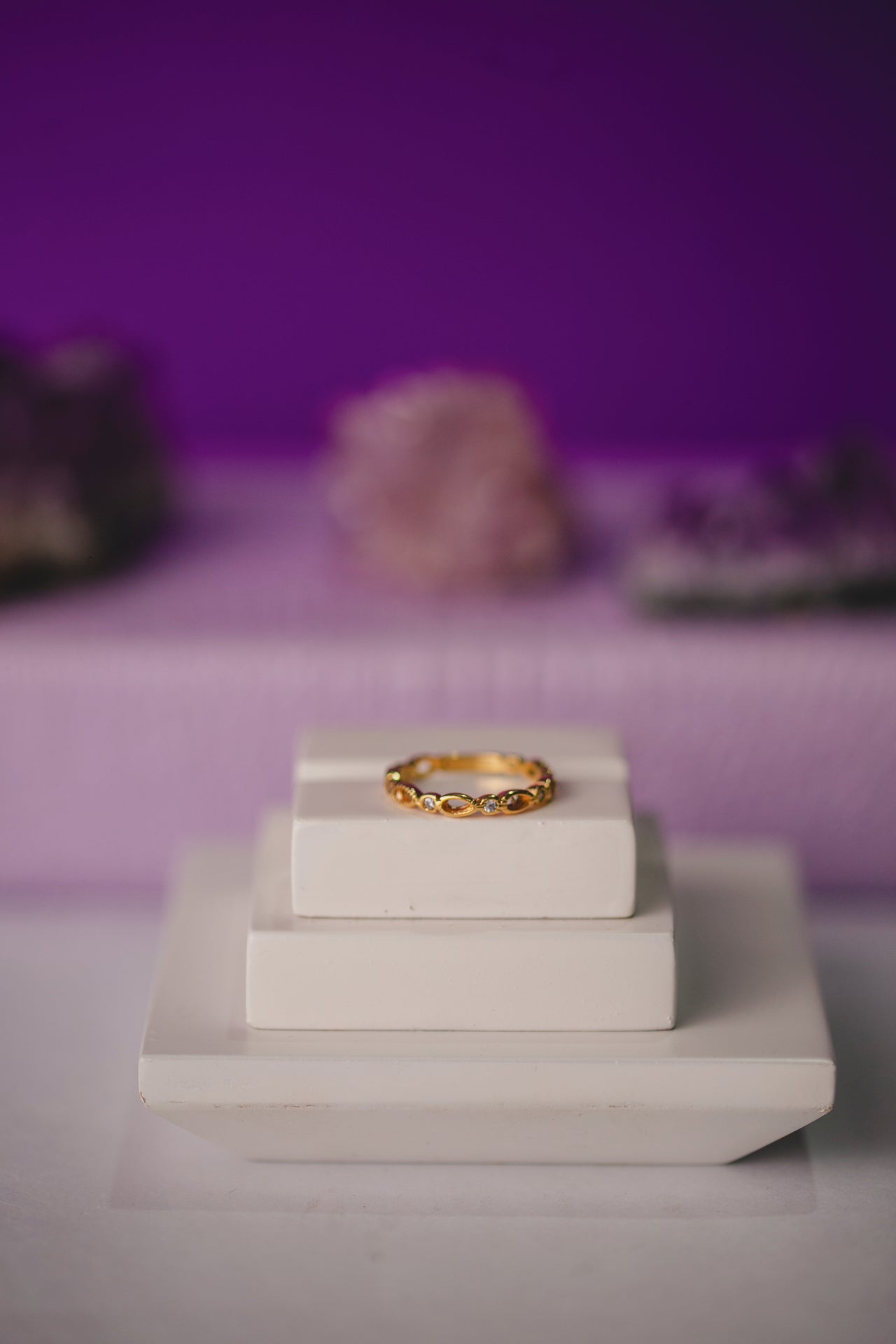 ANEL VAZADO COM ZIRCÔNIAS FOLHEADO A OURO 18K