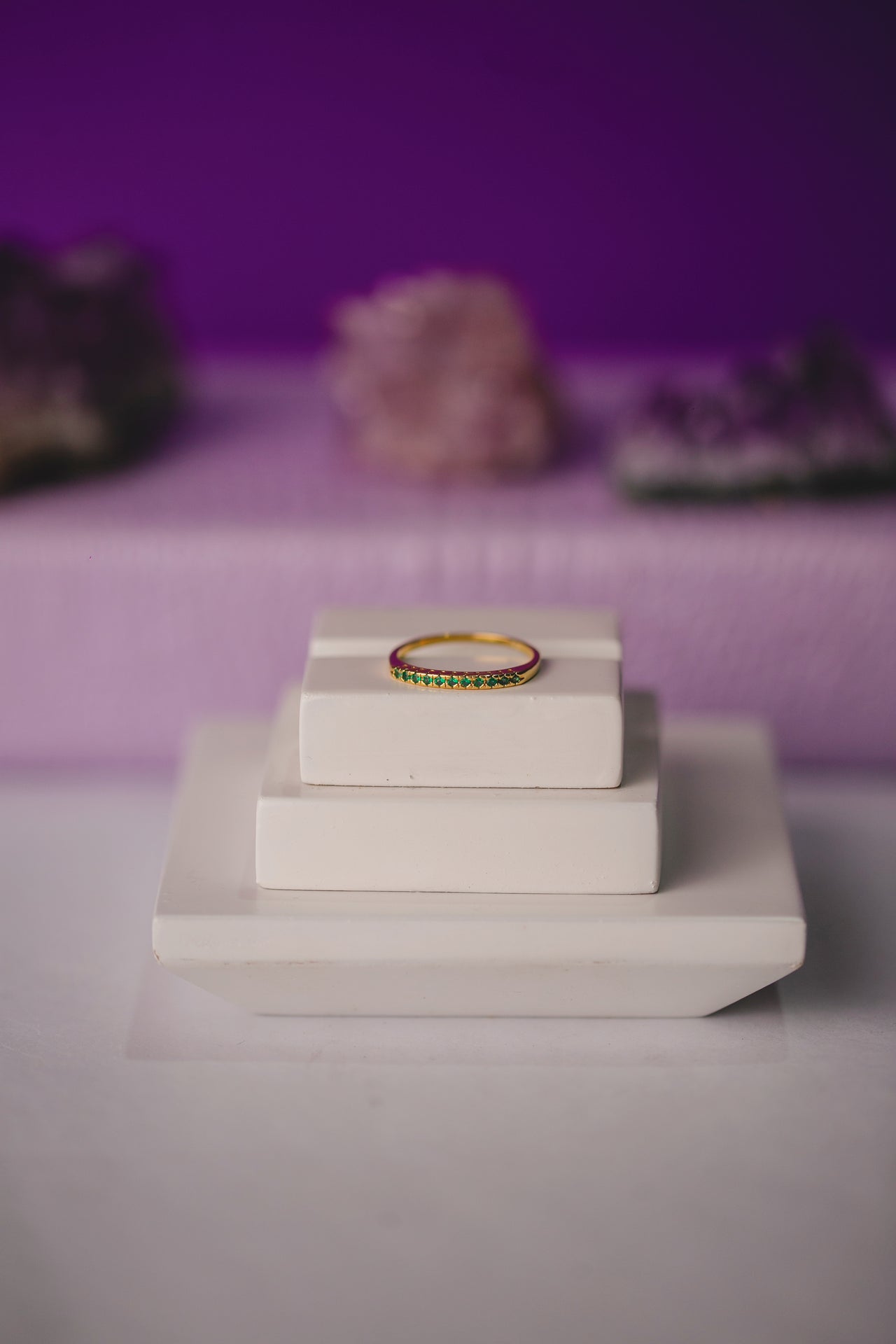 ANEL FILEIRA CRAVEJADA EM VERDE FOLHEADO A OURO 18K