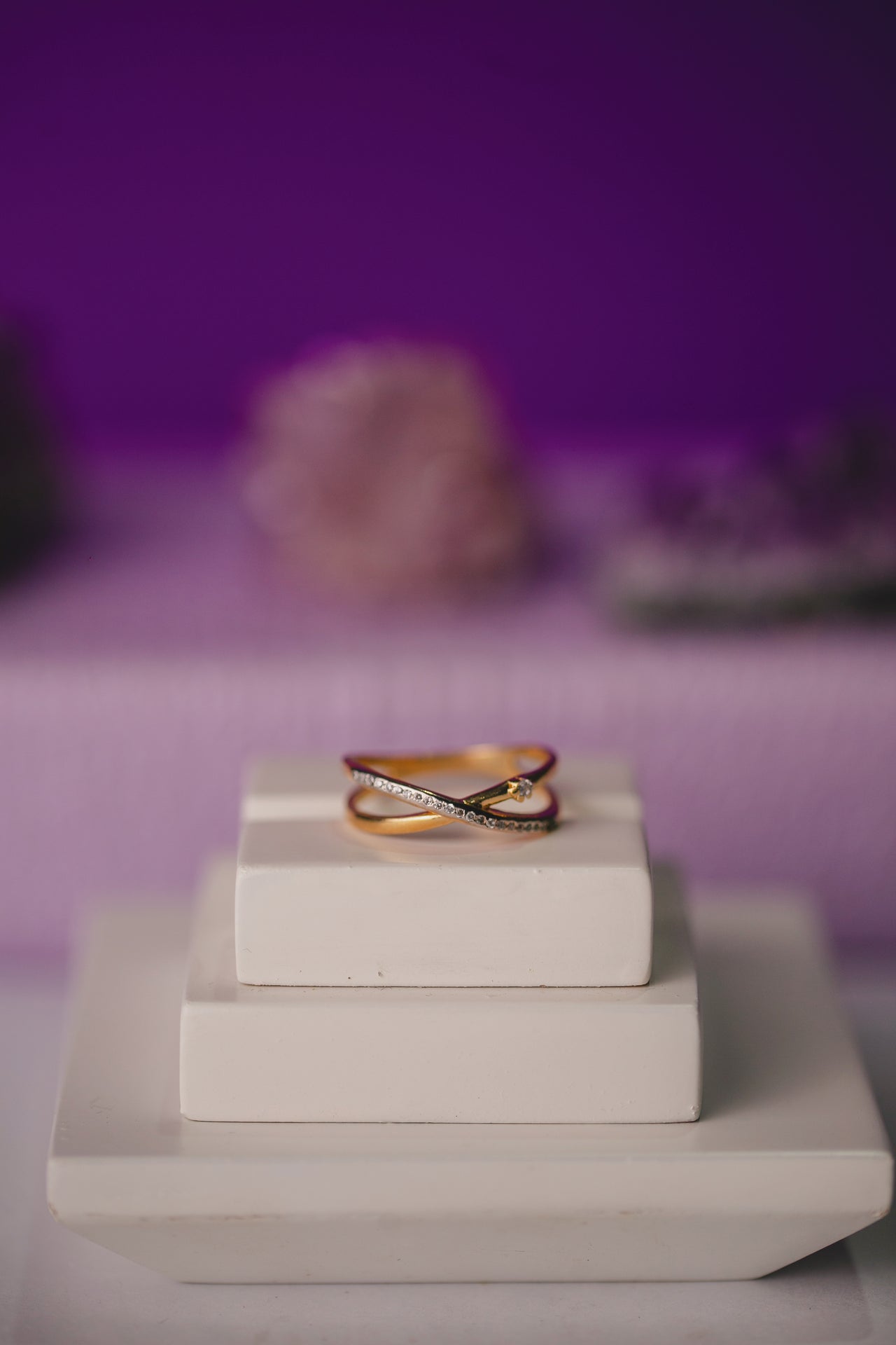 ANEL EM X CRAVEJADO COM ZIRCÔNIA FOLHEADO A OURO 18K