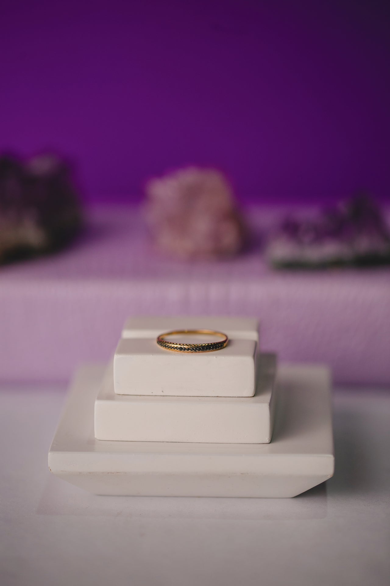 ANEL CRAVEJADO EM PRETO FOLHEADO A OURO 18K