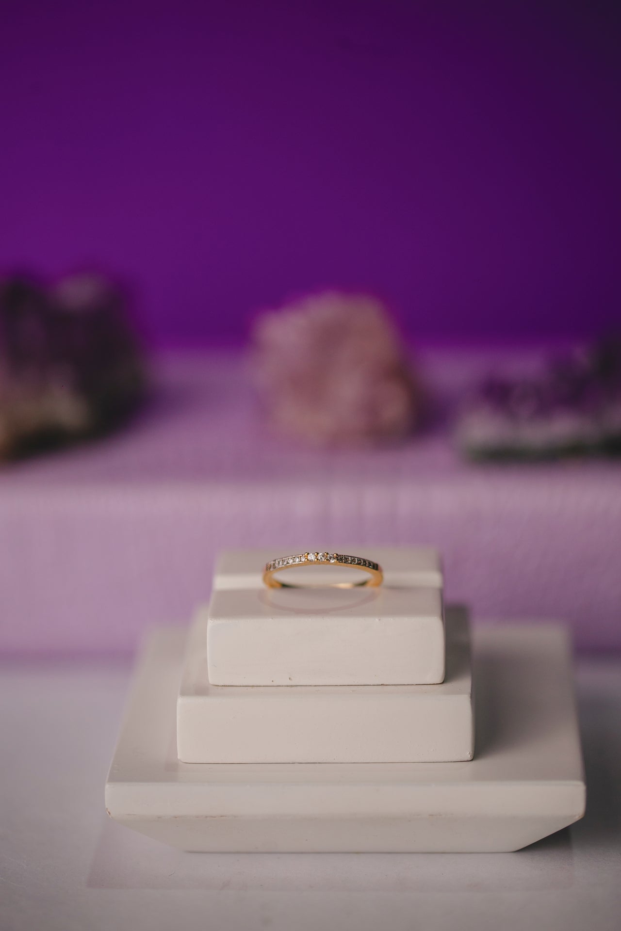 ANEL CRAVEJADO COM TRÊS MINI ZIRCÔNIAS FOLHEADO A OURO 18K