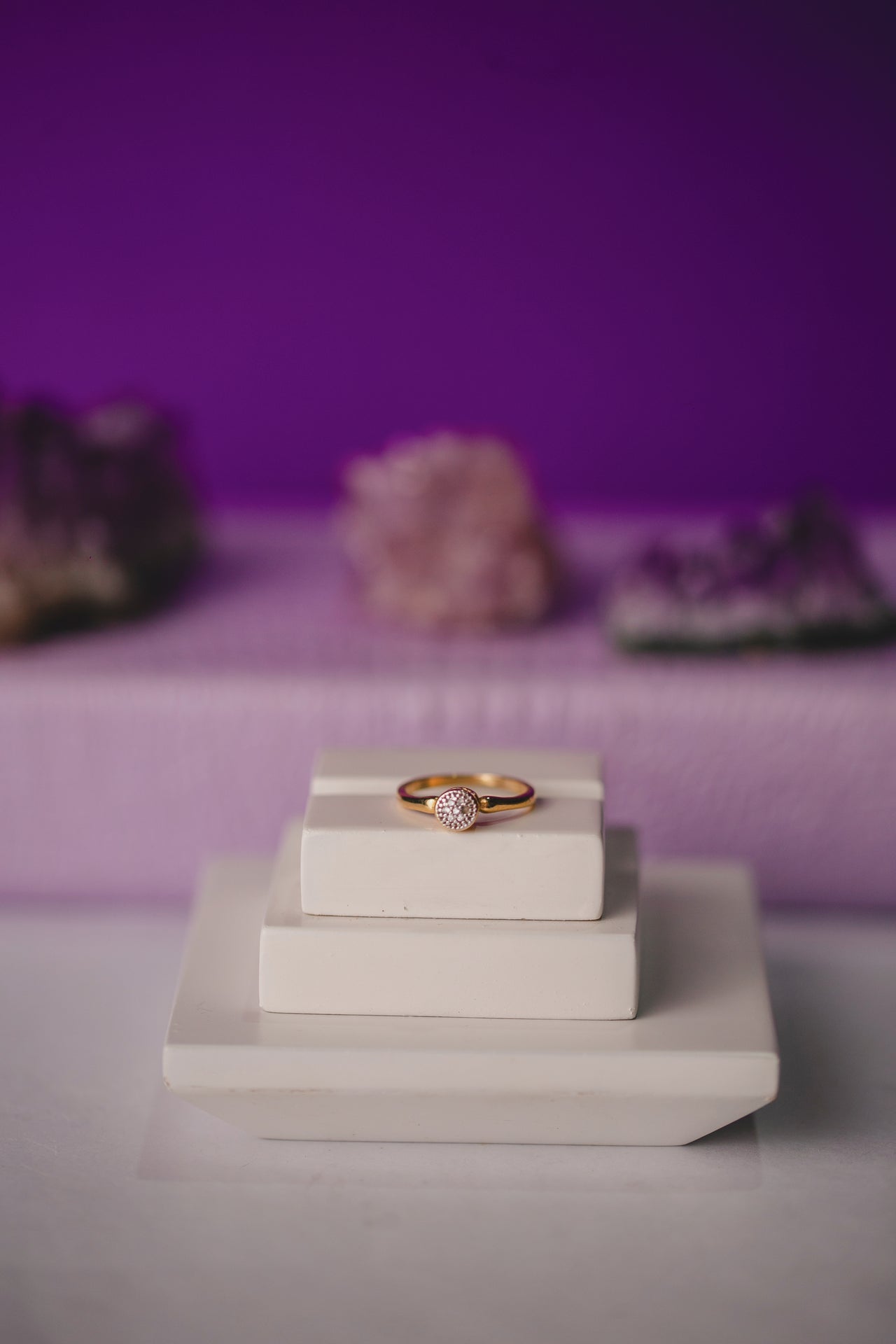 ANEL SOLITÁRIO CRAVEJADO FOLHEADO A OURO 18K
