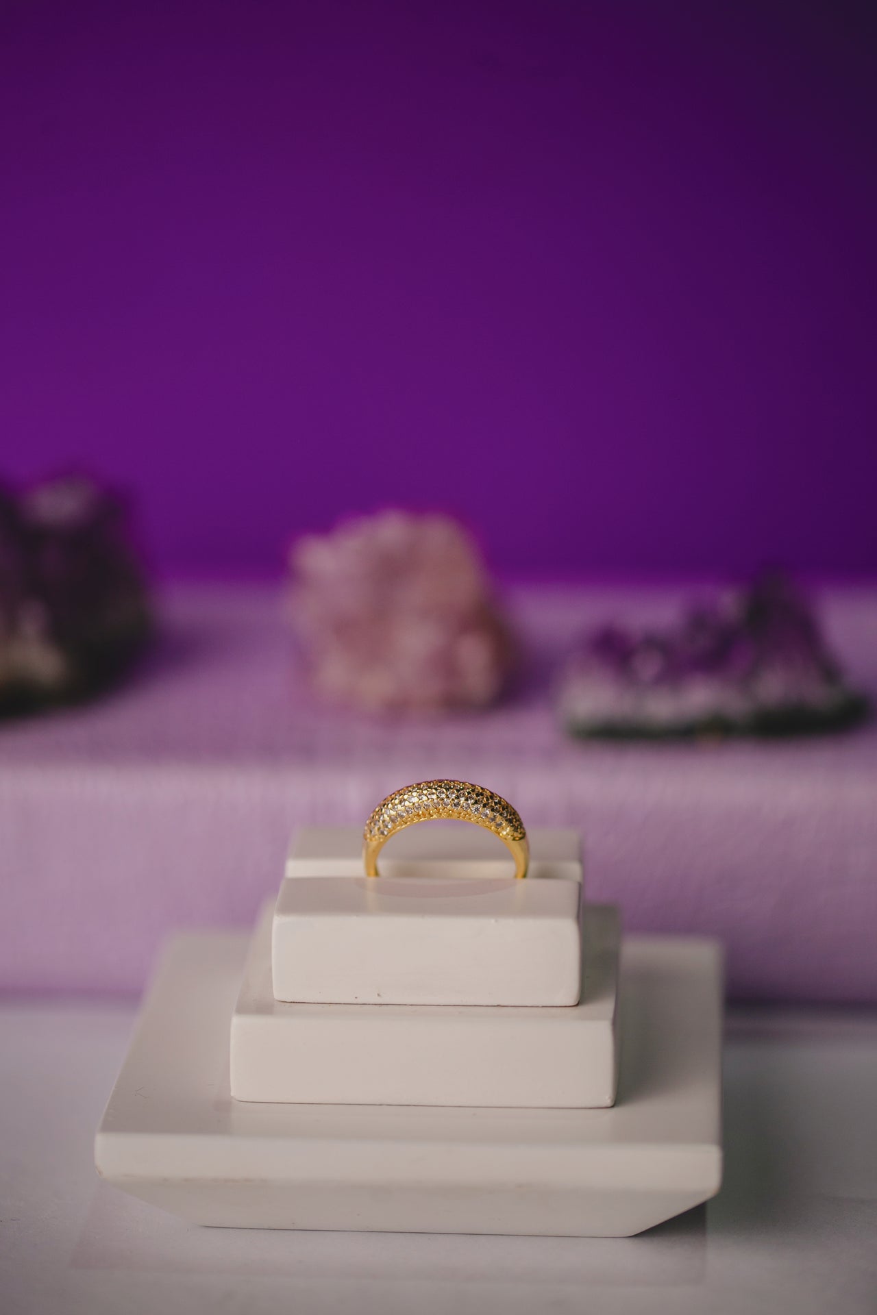 ANEL CRAVEJADO DE ZIRCÔNIAS FOLHEADO A OURO 18K