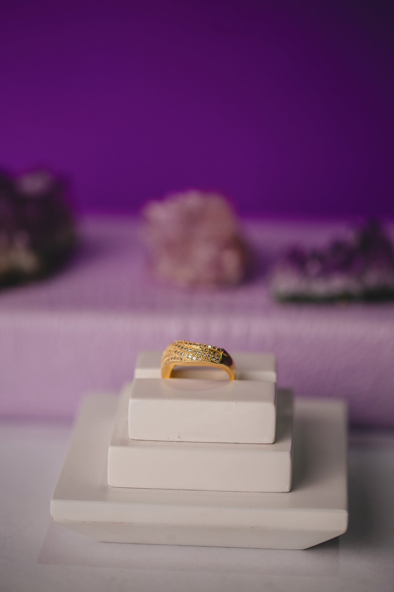 ANEL ORGÂNICO CRAVEJADO FOLHEADO A OURO 18K