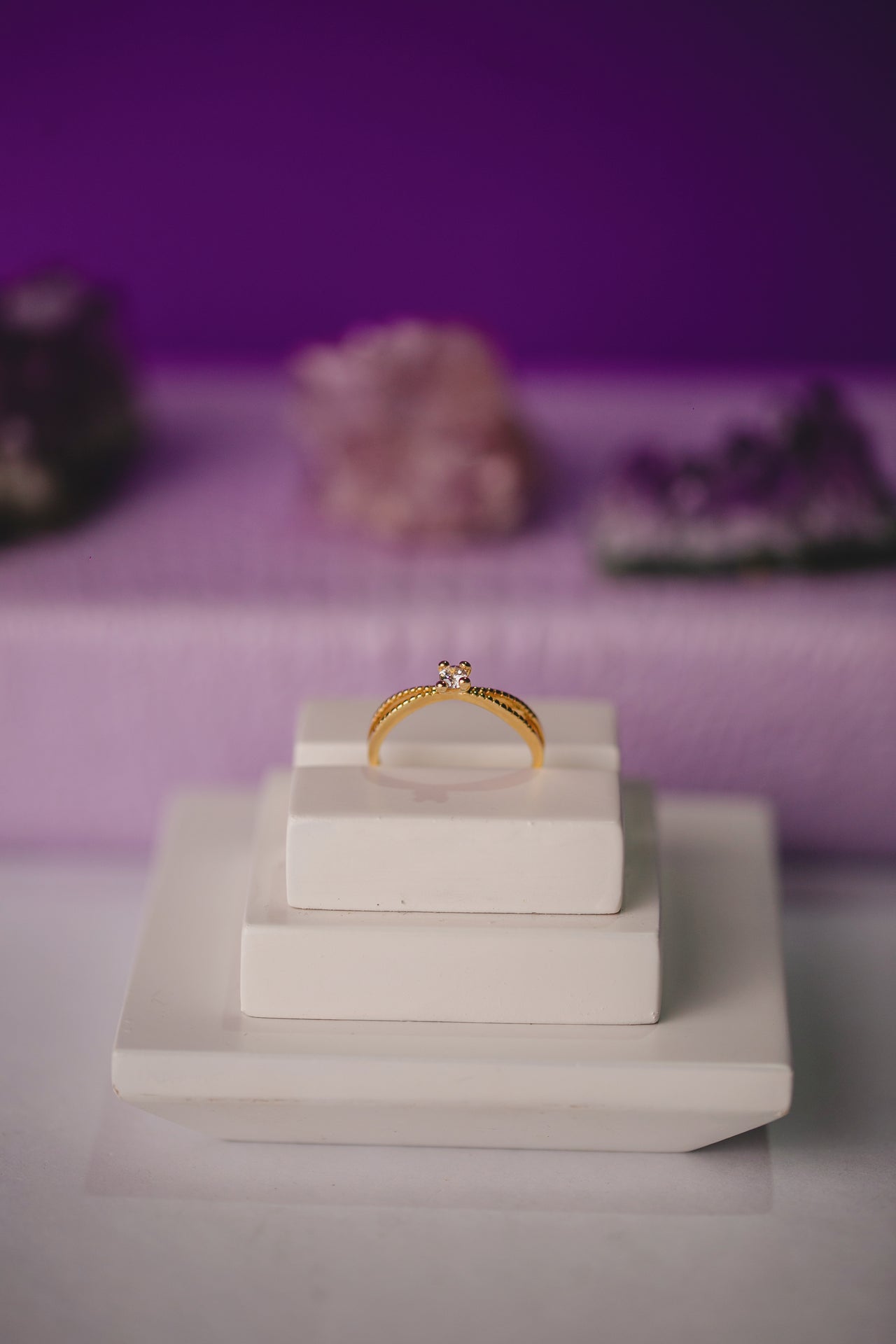 ANEL SOLITARIO COM ZIRCÔNIA QUADRADA FOLHEADO A OURO 18K