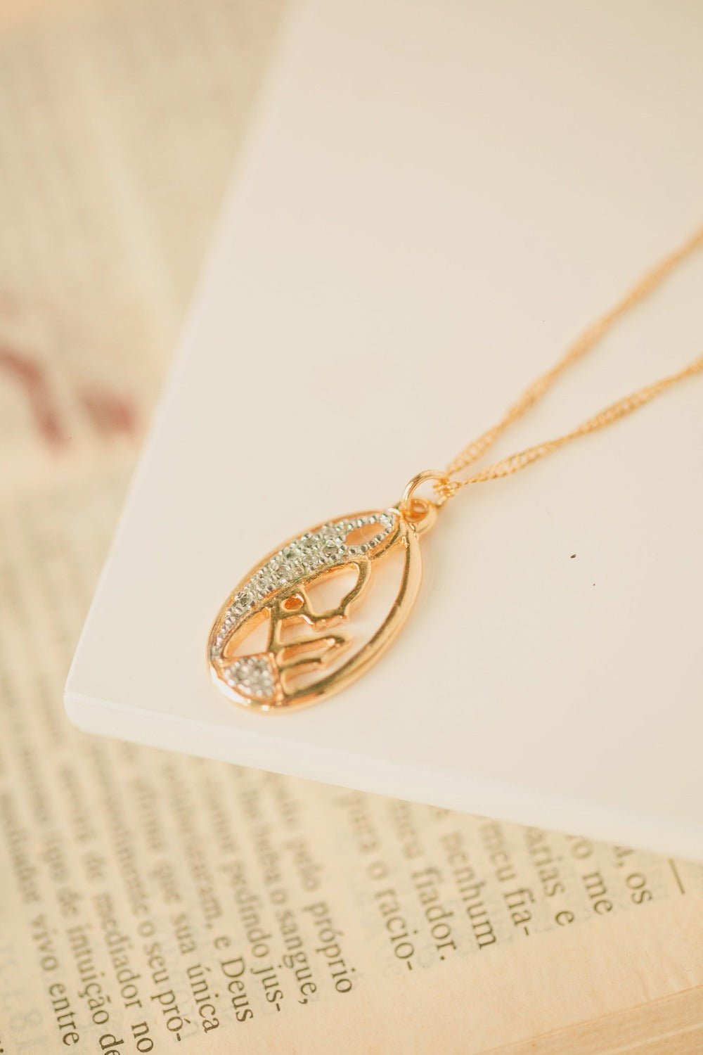 COLAR NOSSA SENHORA PEQUENA CRAVEJADA DE ZIRCÔNIA FOLHEADO A OURO 18K