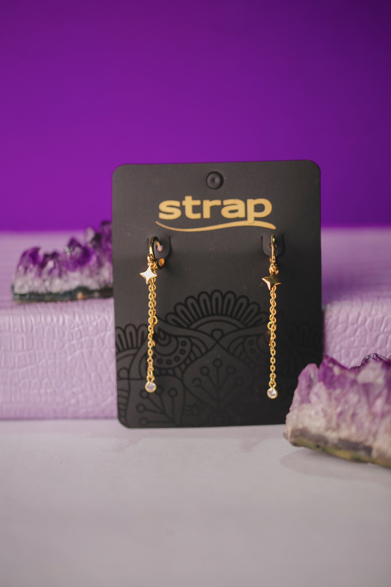 BRINCO ARGOLA COM ESTRELAS CAIDINHAS FOLHEADO A OURO 18K