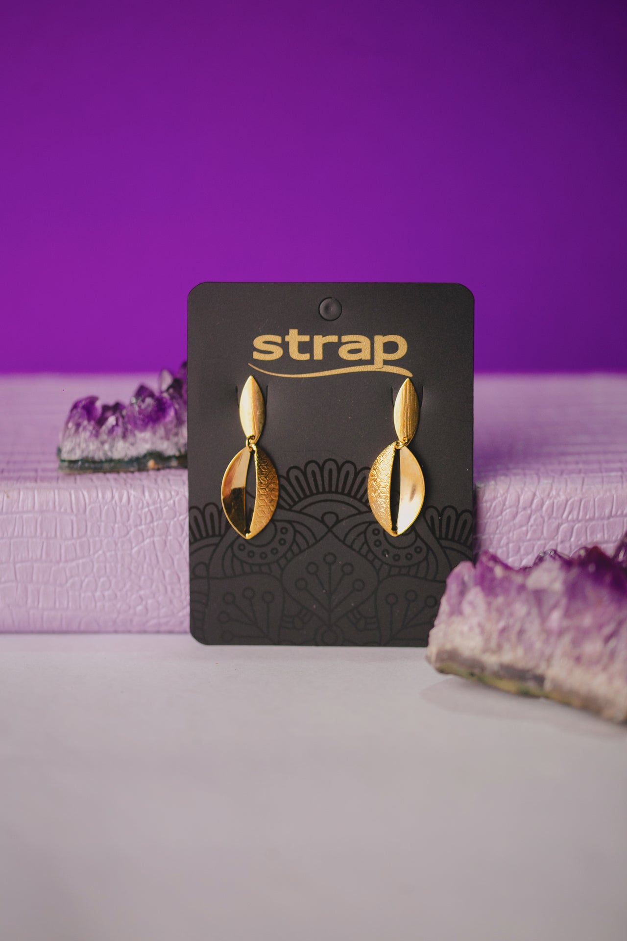 BRINCO ESTILO CONCHA COM TEXTURA FOLHEADO A OURO 18K