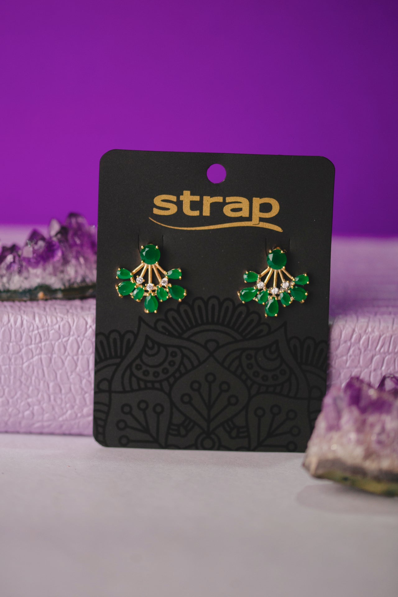 BRINCO MÉDIO PEDRAS VERDES FOLHEADO A OURO 18K