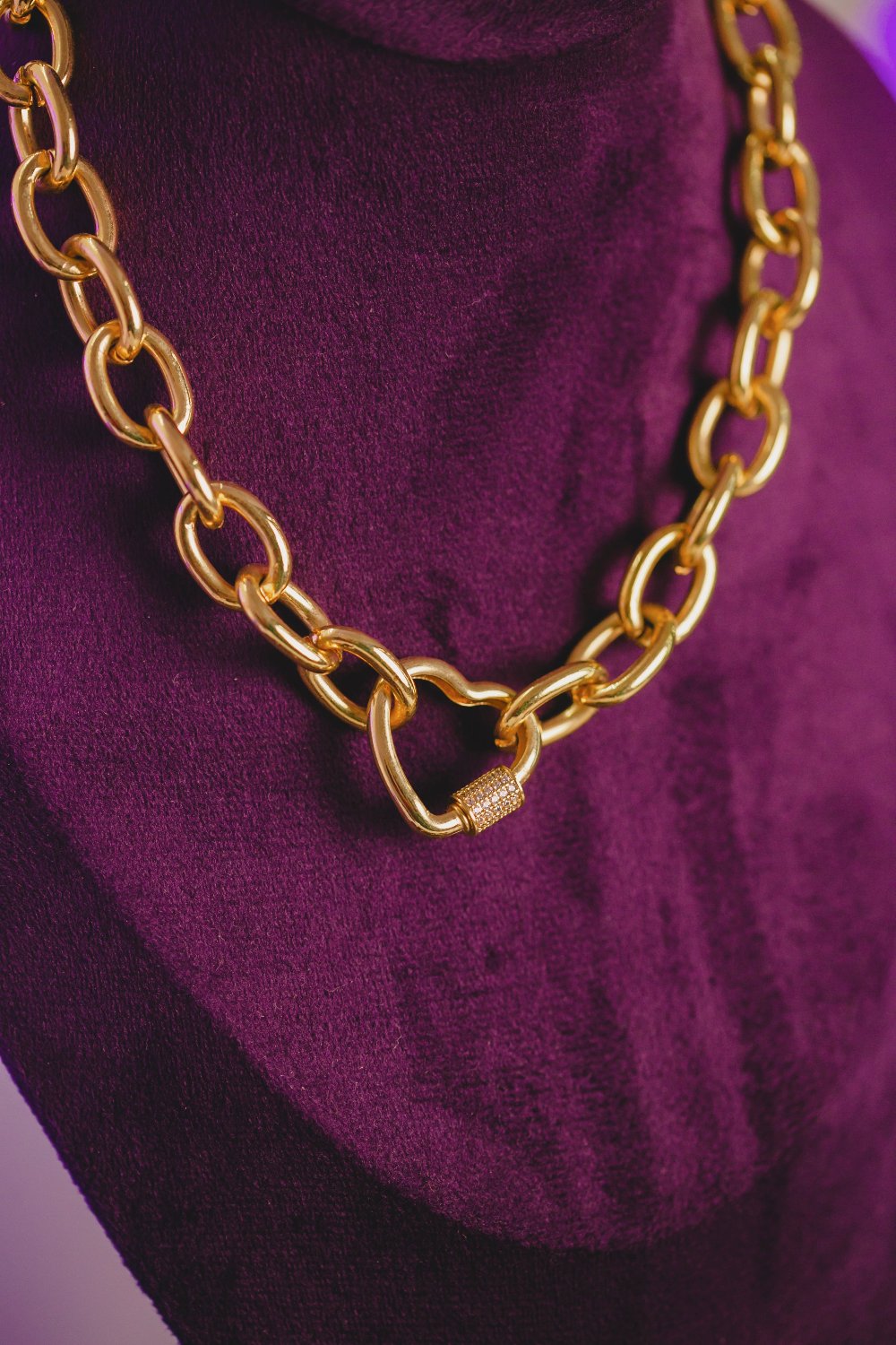 COLAR COM ELOS LARGOS E FECHO DE CORAÇÃO COM TRAVA DE ROSCA CRAVEJADA DE ZIRCÔNIAS FOLHEADO A OURO 18K