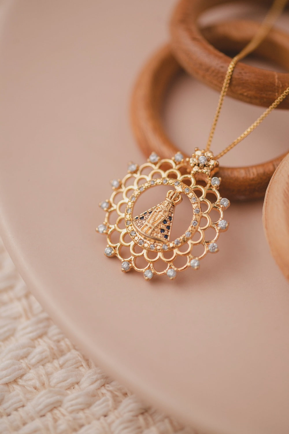 COLAR NOSSA SENHORA APARECIDA FOLHEADO A OURO 18K