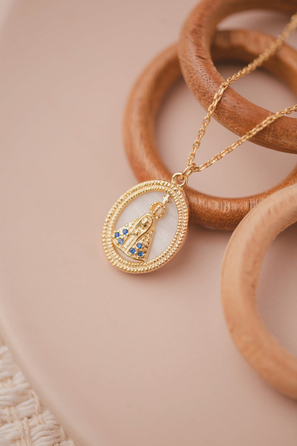 COLAR NOSSA SENHORA APARECIDA COM MADRE PEROLA FOLHEADO A OURO 18K