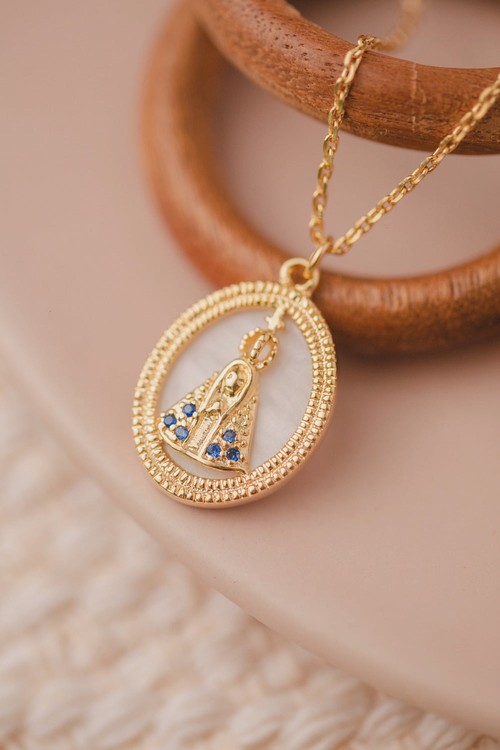 COLAR NOSSA SENHORA APARECIDA COM MADRE PEROLA FOLHEADO A OURO 18K