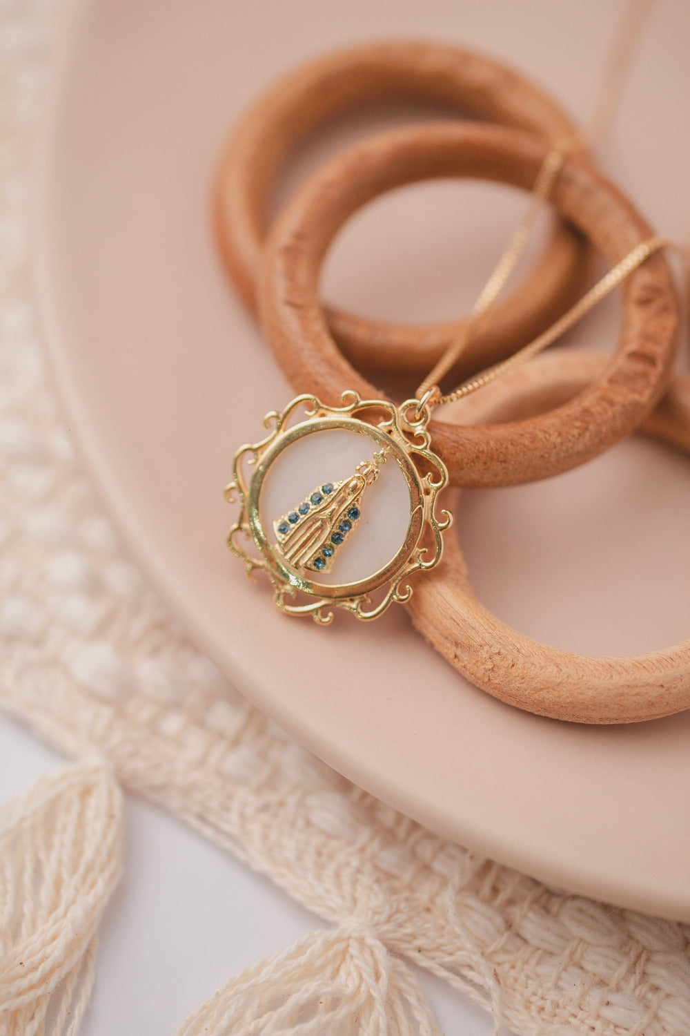 COLAR MANDALA NOSSA SENHORA APARECIDA COM MADRE PEROLA FOLHEADO A OURO 18K